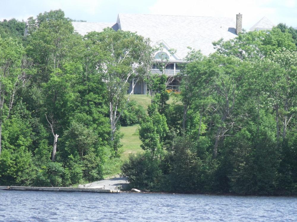 Riverside Resort And Conference Centre French Village Exteriör bild